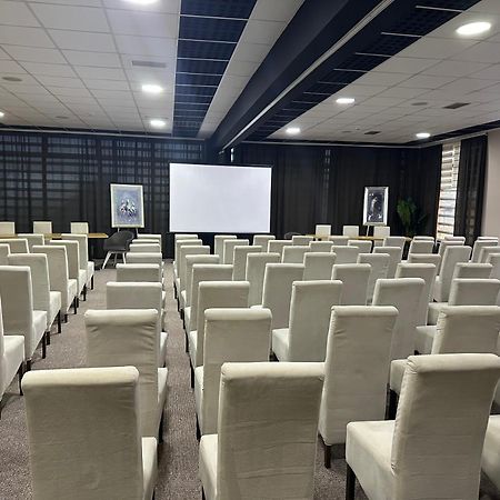 Garnet Hotel & Event Centar 鲁马 外观 照片