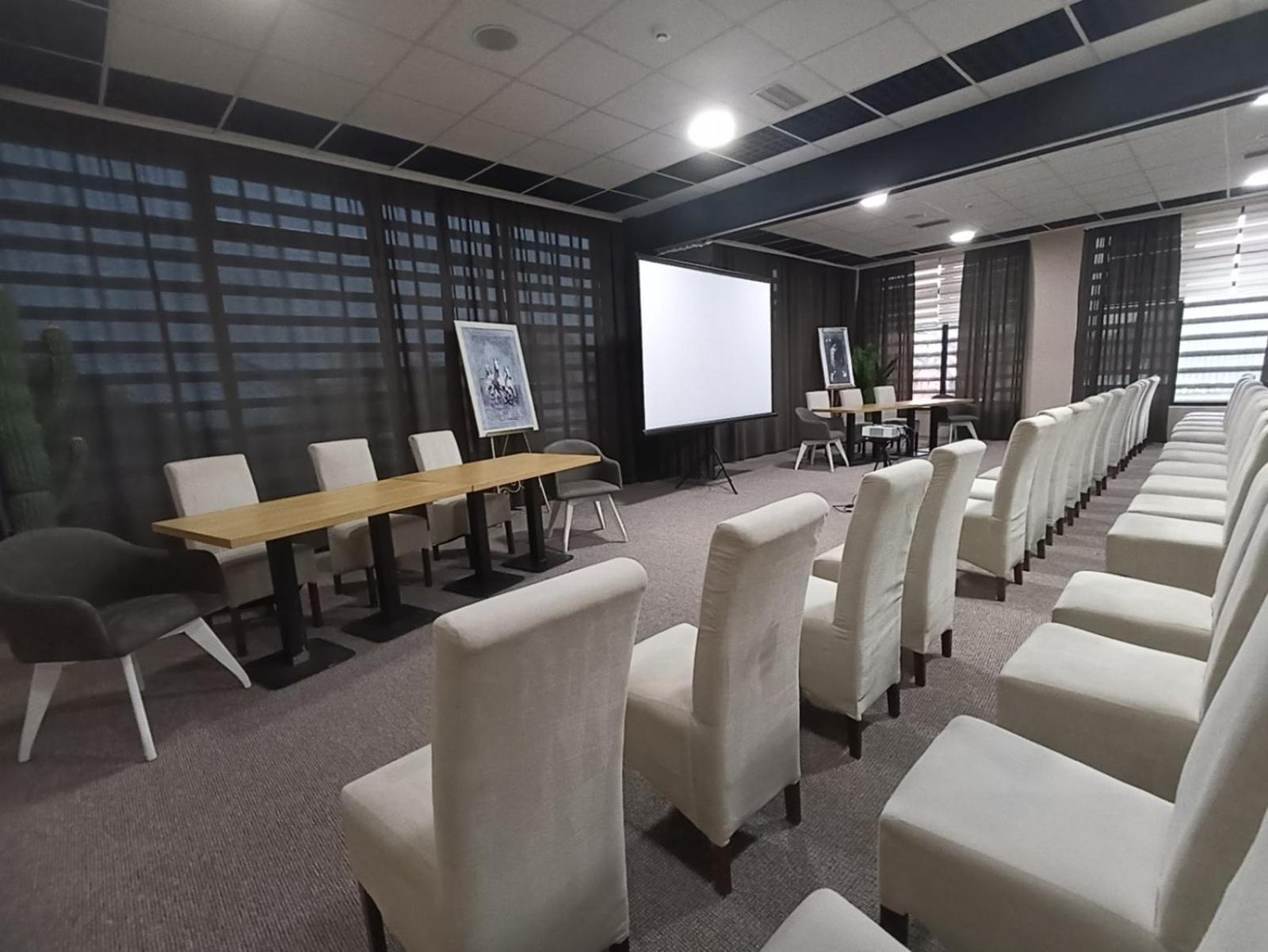 Garnet Hotel & Event Centar 鲁马 外观 照片