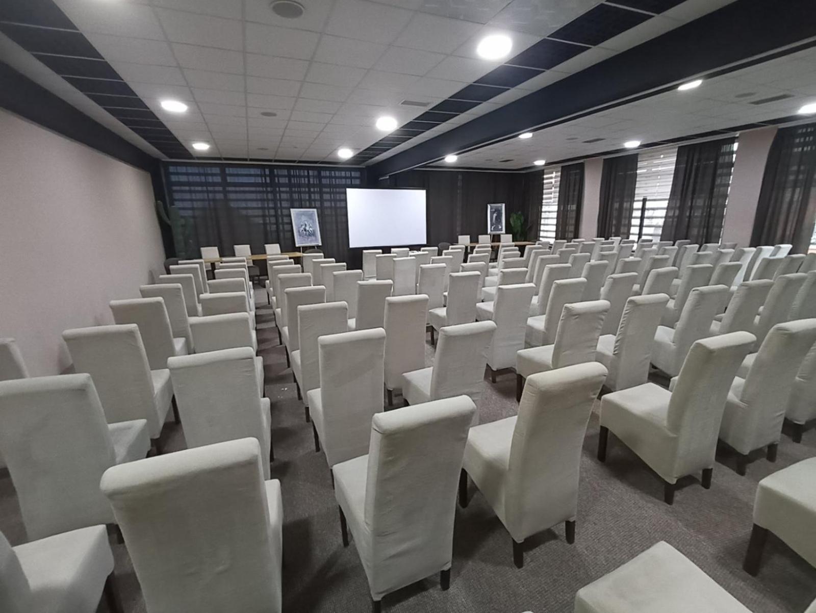 Garnet Hotel & Event Centar 鲁马 外观 照片