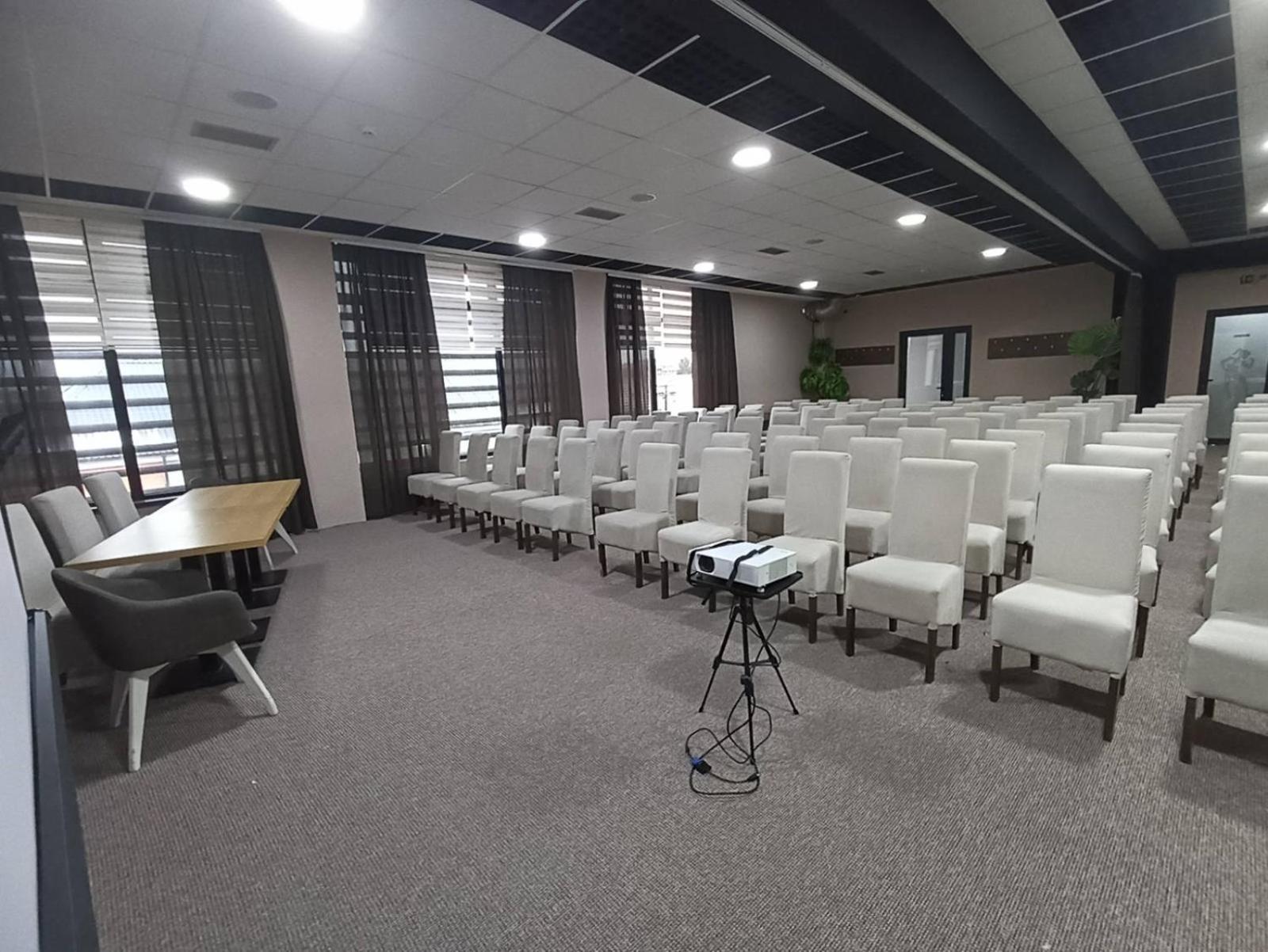 Garnet Hotel & Event Centar 鲁马 外观 照片