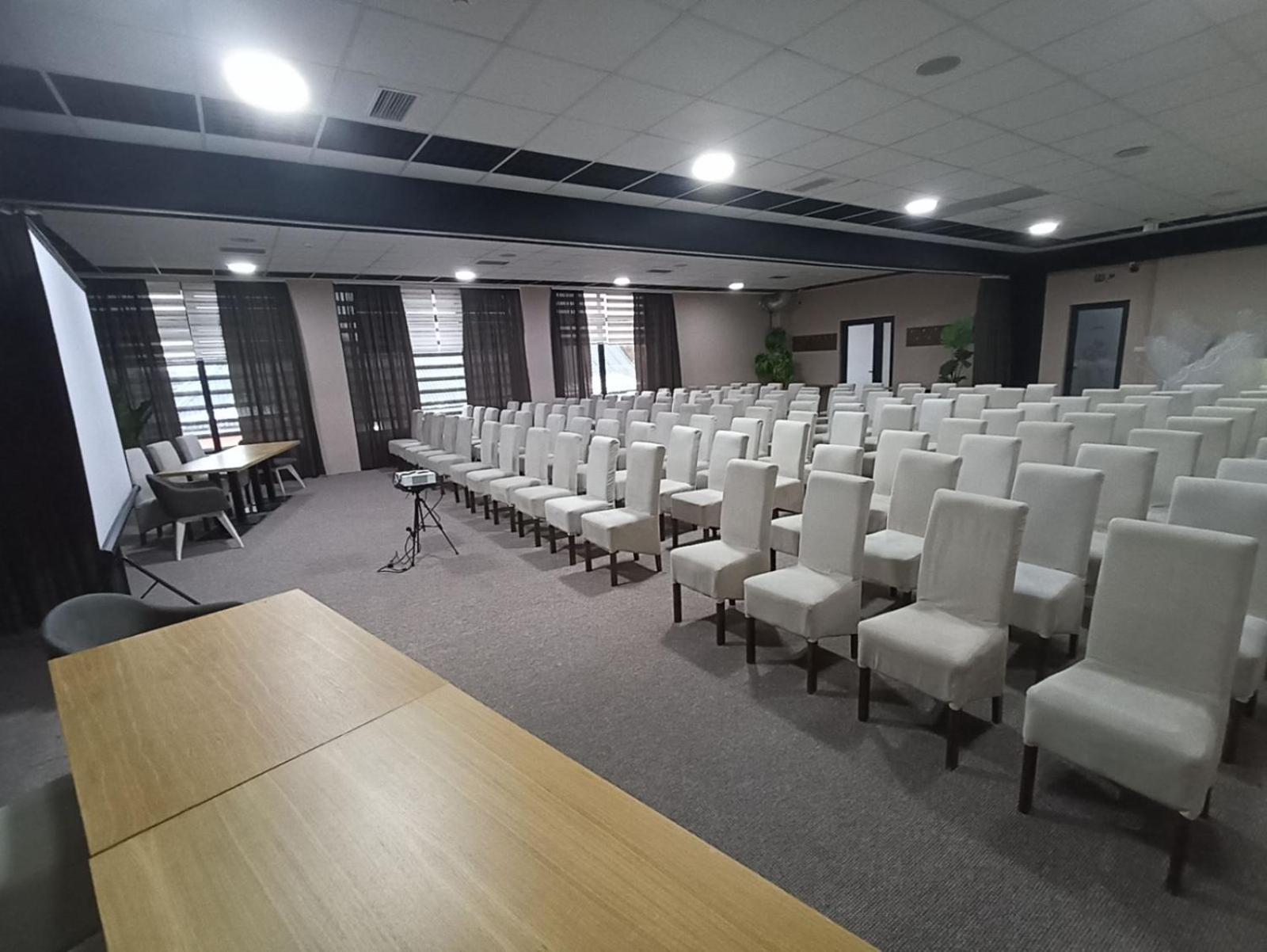 Garnet Hotel & Event Centar 鲁马 外观 照片