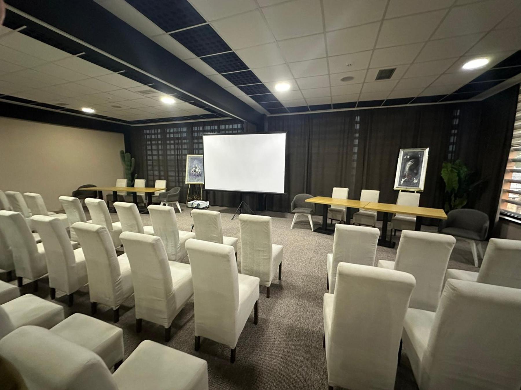 Garnet Hotel & Event Centar 鲁马 外观 照片