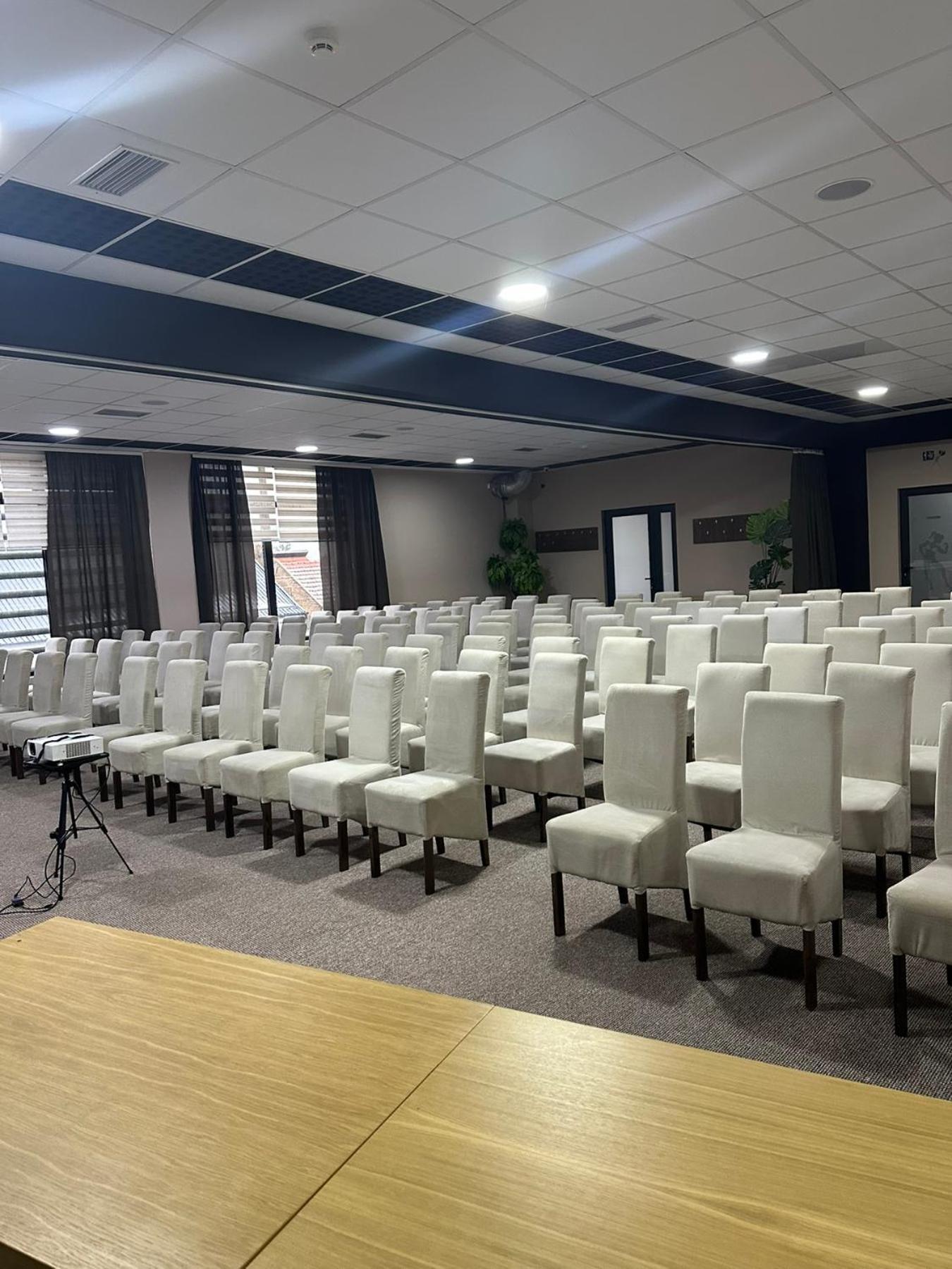 Garnet Hotel & Event Centar 鲁马 外观 照片