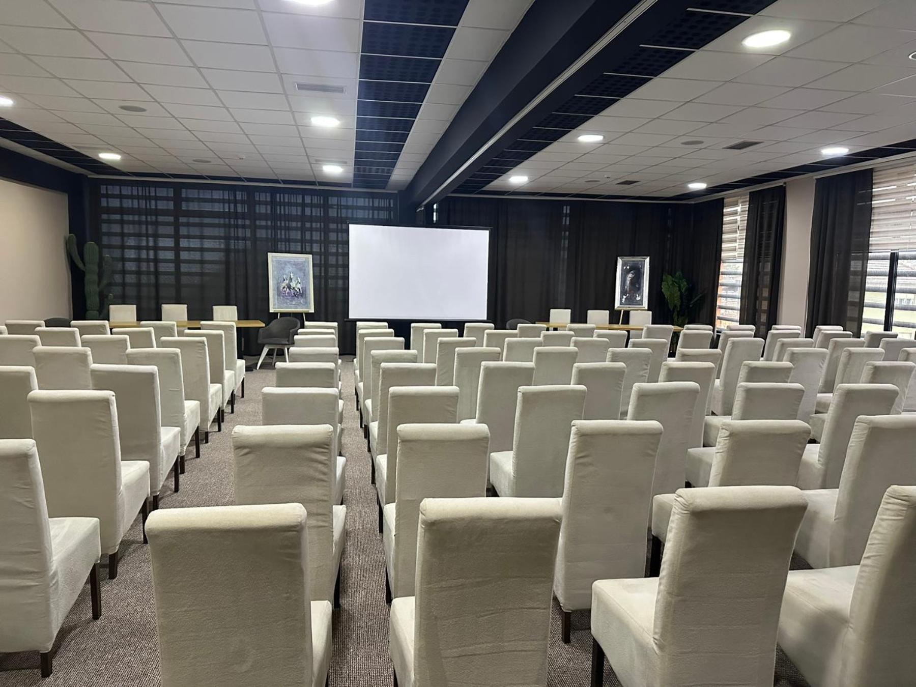 Garnet Hotel & Event Centar 鲁马 外观 照片